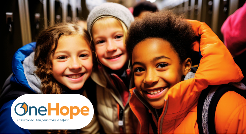 Image d'intro de newsletter, trois enfants souriants dans le métro en hiver.